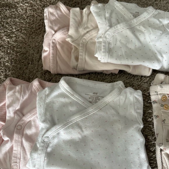 H&M Baby girl clothing lot (size:newborn to 6M) - Picture 2 of 3